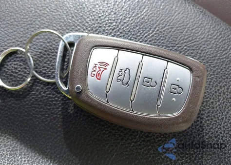 2016 Hyundai Elantra Limited z USA, uszkodzony, nr VIN KMHDH4AE1GU557624